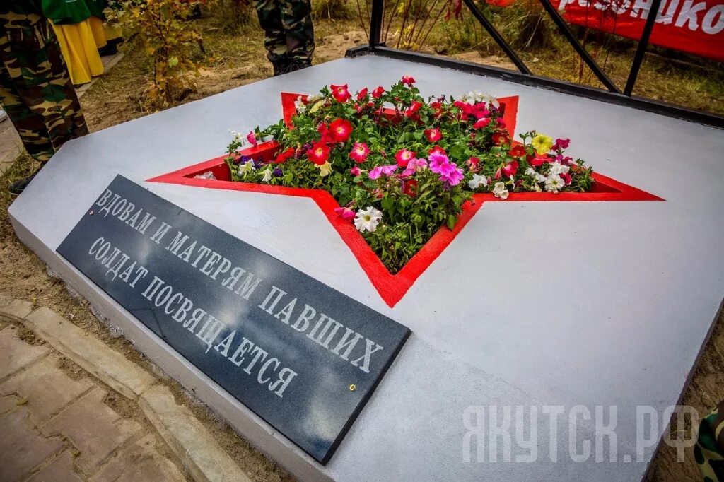 Памятник вдовам. Памятник ветерану ВОВ макет. Надпись на мемориал в честь Победы. Надпись ветеранам на обелиске. Памятная идея