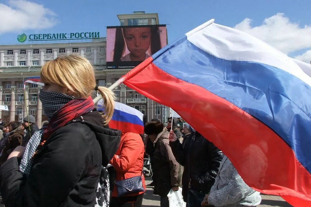 Харьков вышел. Митинг Донецк флаги. Харьков митинг с российскими флагами. Митинг в Харькове сейчас по присоединению к России. Администрация Донецка флаг России.