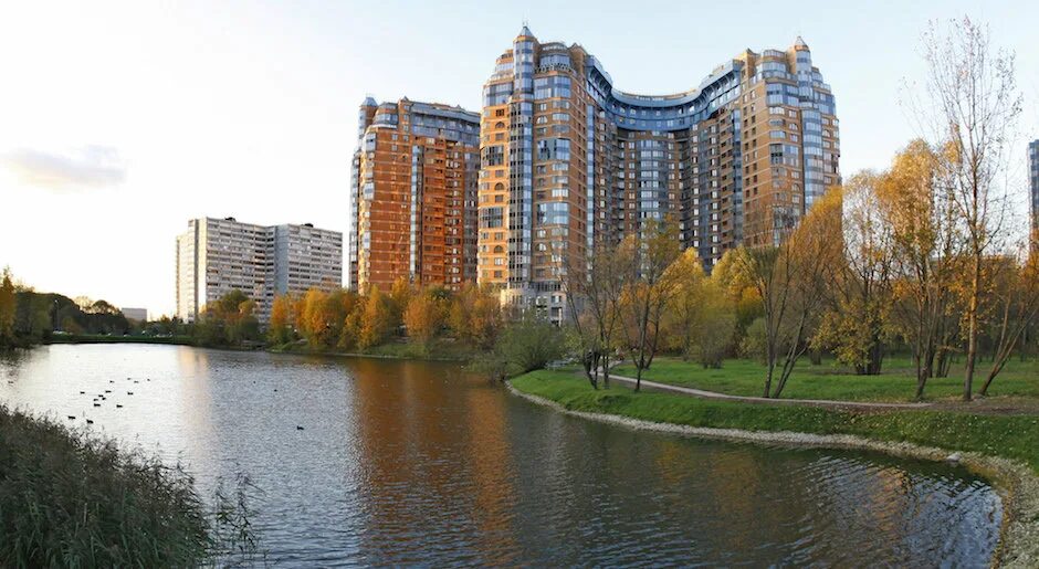 Новостройки пруд. Новостройки Москвы. Элитные новостройки Москвы. Элитные районы Москвы. Новостройки на реке.