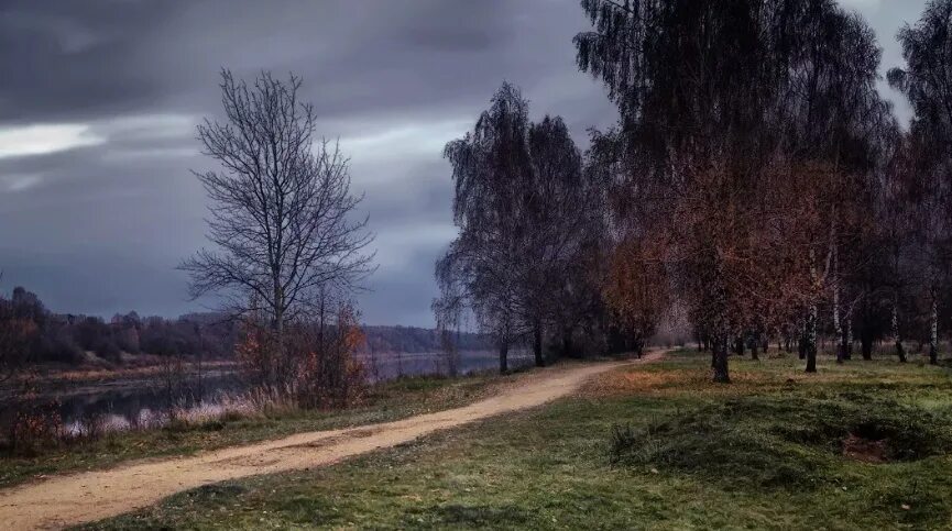 Пасмурный день холодный ветер. Пасмурный пейзаж. пасмурный день. хмурая осень в городе. пасмурная осень в городе.