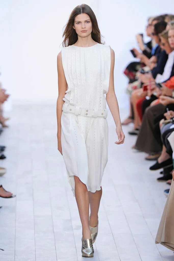 Белые платья 2023. Chloe коллекция 2023. Стильное белое платье. Платья подиум.