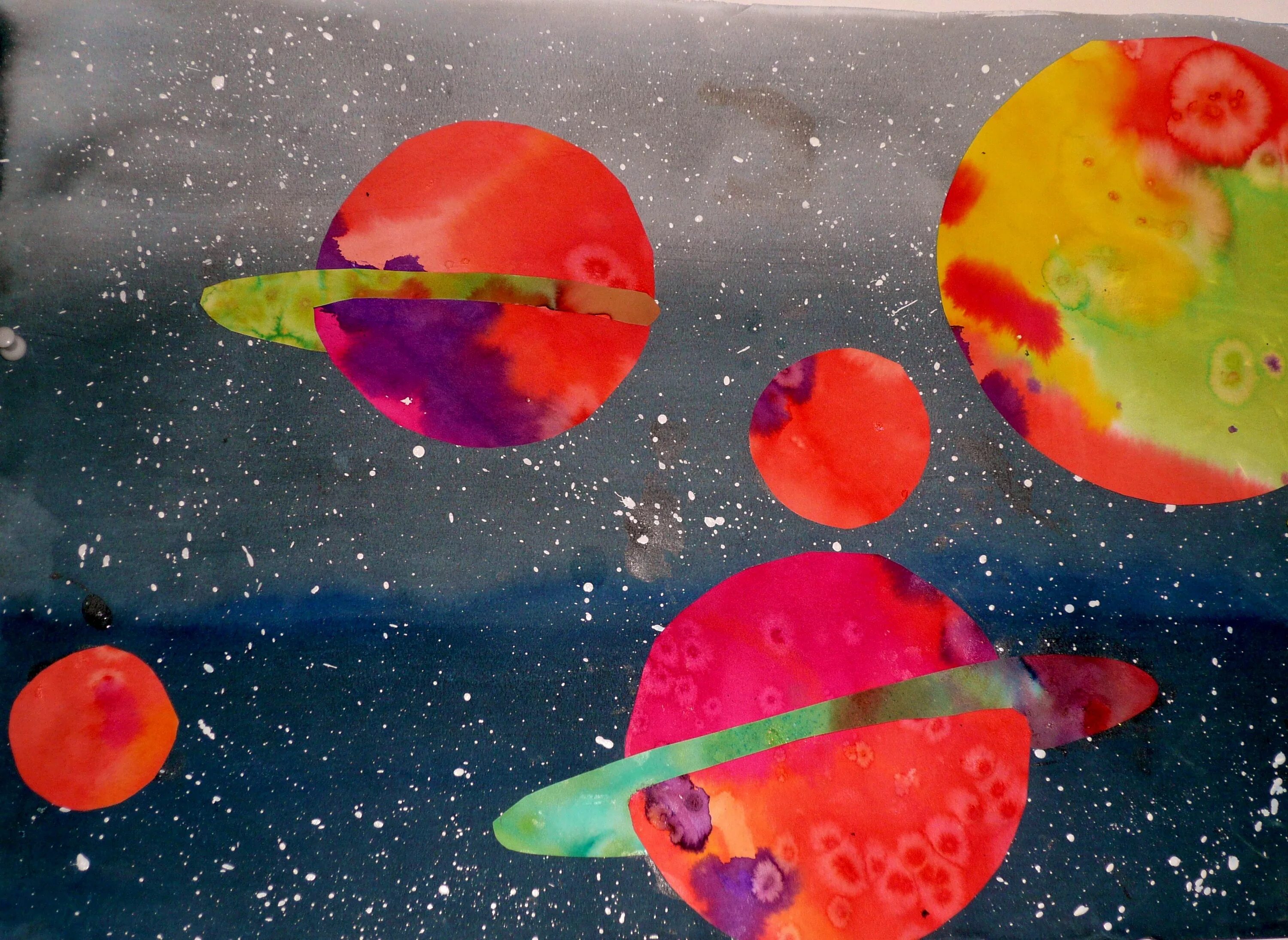 Рисование космос в подготовительной группе нетрадиционные техники. Рисование для детей космос. Рисование космос в детском саду. Космос красками для детей. Необычные техники рисования космоса для детей.