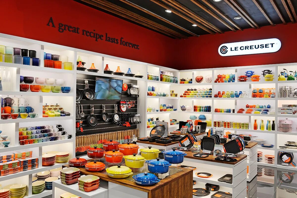 Аутлет посуды. Le creuset магазин. магазины с посудой в аутлетах. аутлет посуды в москве. le creuset в пулково.