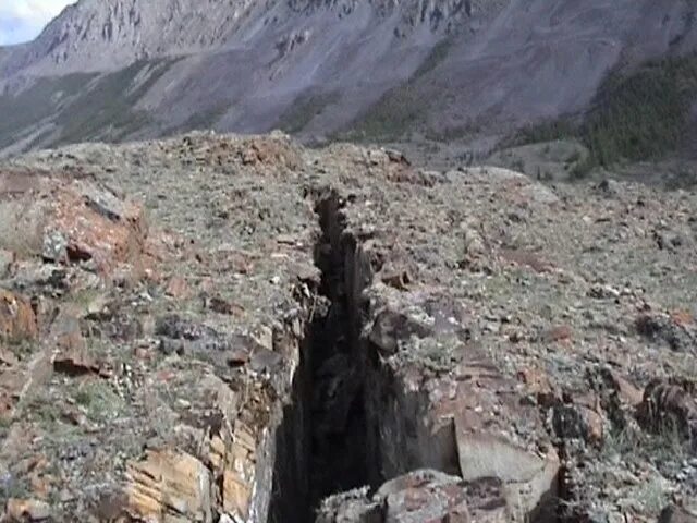 камнепад обвал. землетрясение на алтае 2003. оползень в китае. обвал (горный обвал). чуйское землетрясение 2003 года.