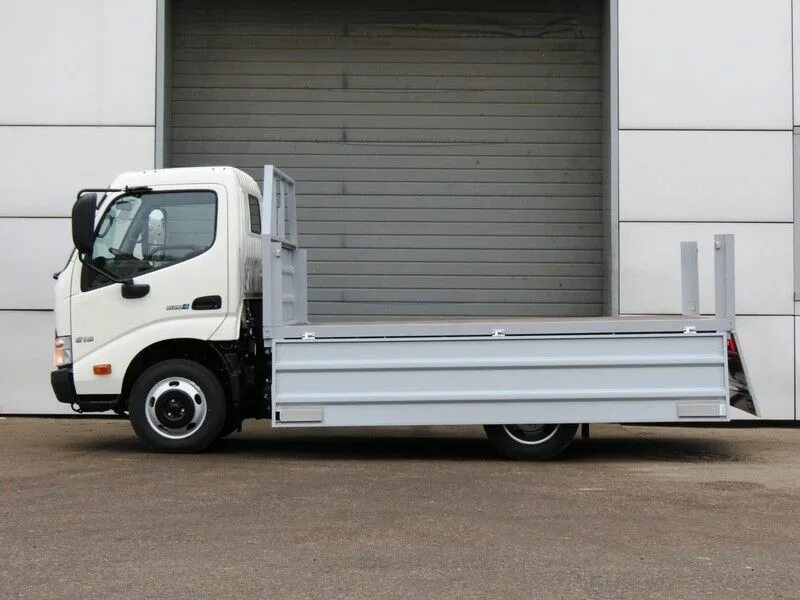 Купить грузовик категории в. Hino 300 бортовой. Hino 300 (3.5 т) бортовой. Hino 300 xzu600l. Hino 300 (650) бортовой.