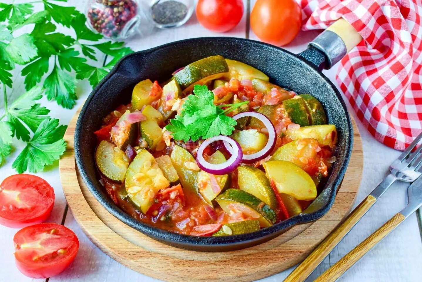 Вкусное рагу из овощей. Кабачки тушеные с помидорами. Овощи на сковороде. Кабачки с помидорами на сковороде. Кабачки тушёные с овощами.