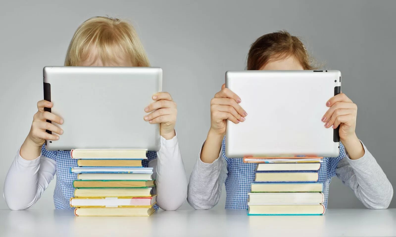 Читаем бай. Книги для детей. Компьютер и книги. Подросток с книгой. Ученик и гаджеты.