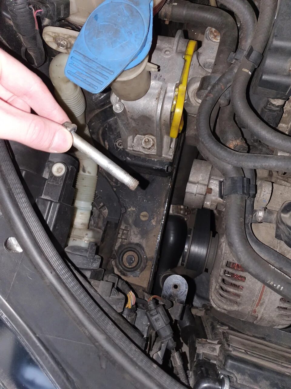 Масла для фольксваген гольф 4. Масло моторное гольф 6 1. Гольф 2 масло в двигатель. Motor yag secicisi. Jetta 5 замена масла двигателя drive2.