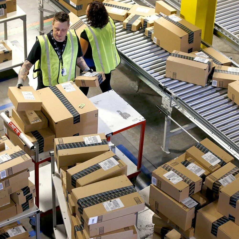 Сборка продукции на складе. Сотрудник склада. Работник склада. Складской персонал. Комплектовщик на склад.