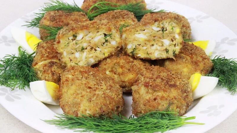 Куриные котлеты в панировке. Обвалять в панировочных сухарях. Котлеты в панировочных сухарях. Панированная куриная котлета. Котлеты в панировке.