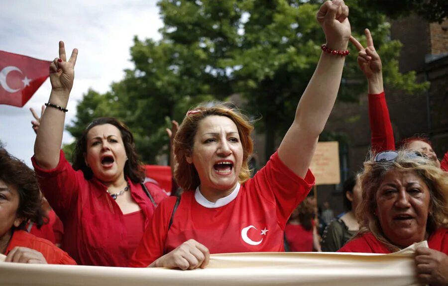 нпз star в турции. рабочие в турции. бастующие рабочие завода. забастовка в турции на заводе. строительства.