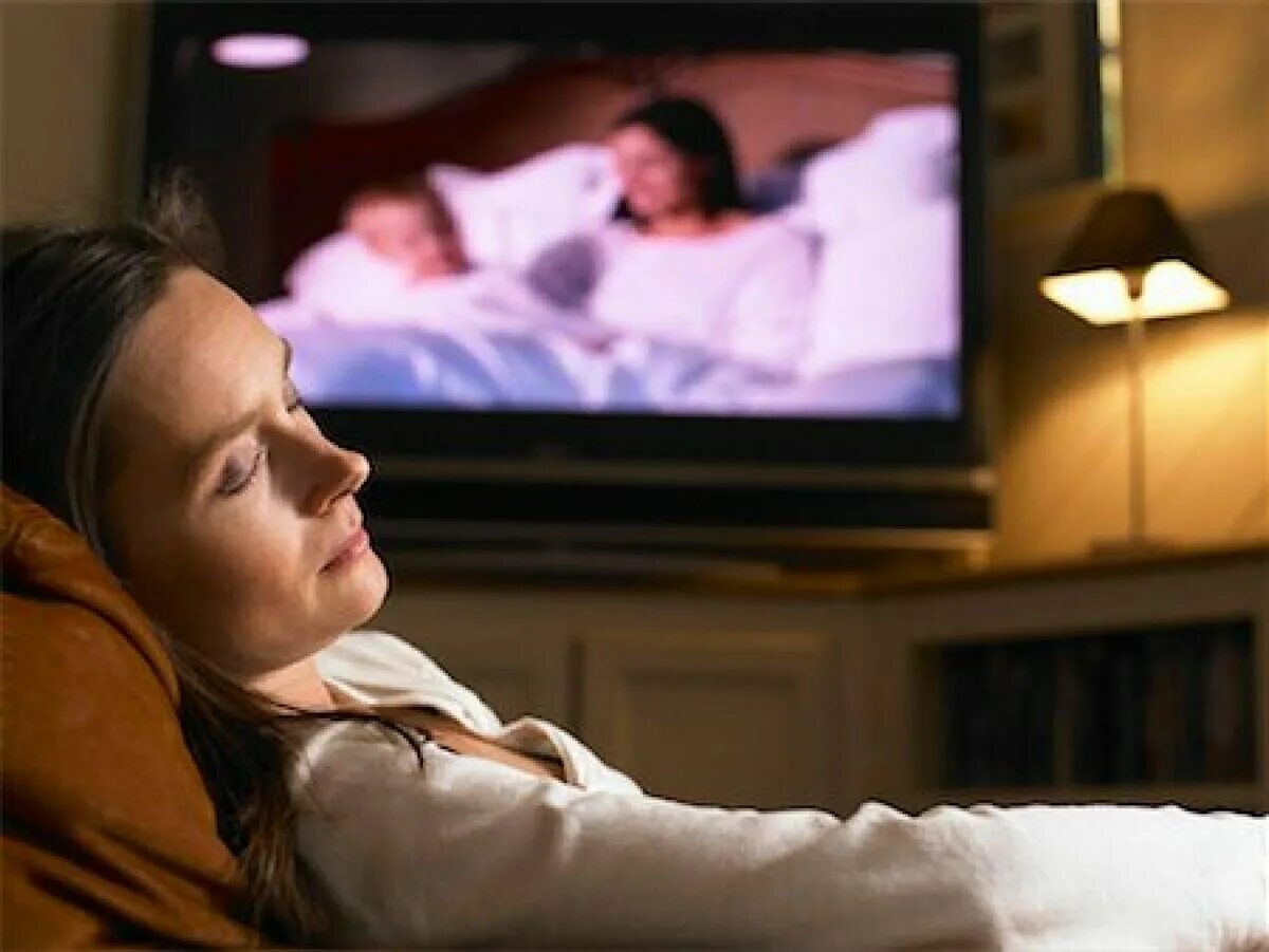 В спальне перед телевизором. Человек перед телевизором. Телевизор перед сном. Спящий у телевизора.