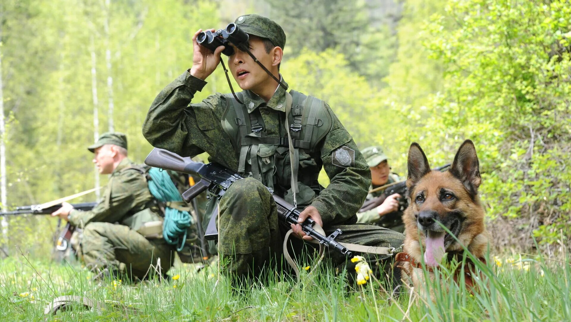 Военный дозор. Пограничные войска РФ. Пограничные войска с пограничником. Пограничник российские войска пограничные войска России.