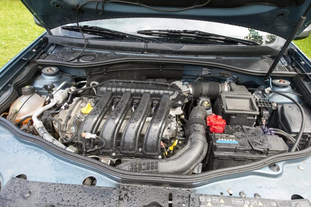 Двигатель автомобиля рено дастер. Renault Duster 1.6 под капотом. Аккумулятор Рено Дастер 1.6. Duster 2.0 под капотом. Duster 1.6 2014 под капотом.