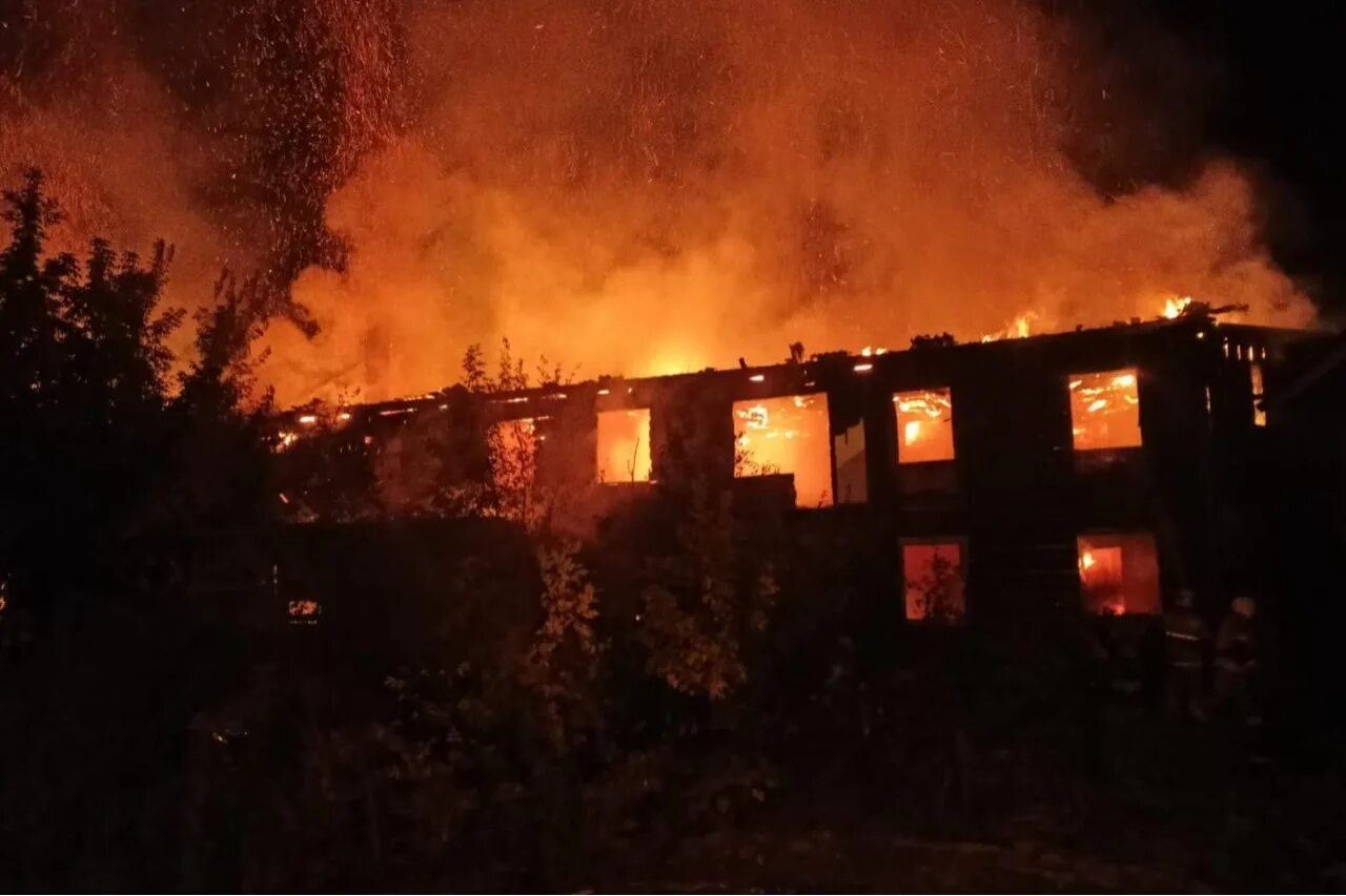 Горит разбор. Горящий дом. сгоревшее здание. дом горит. пожар в доме.