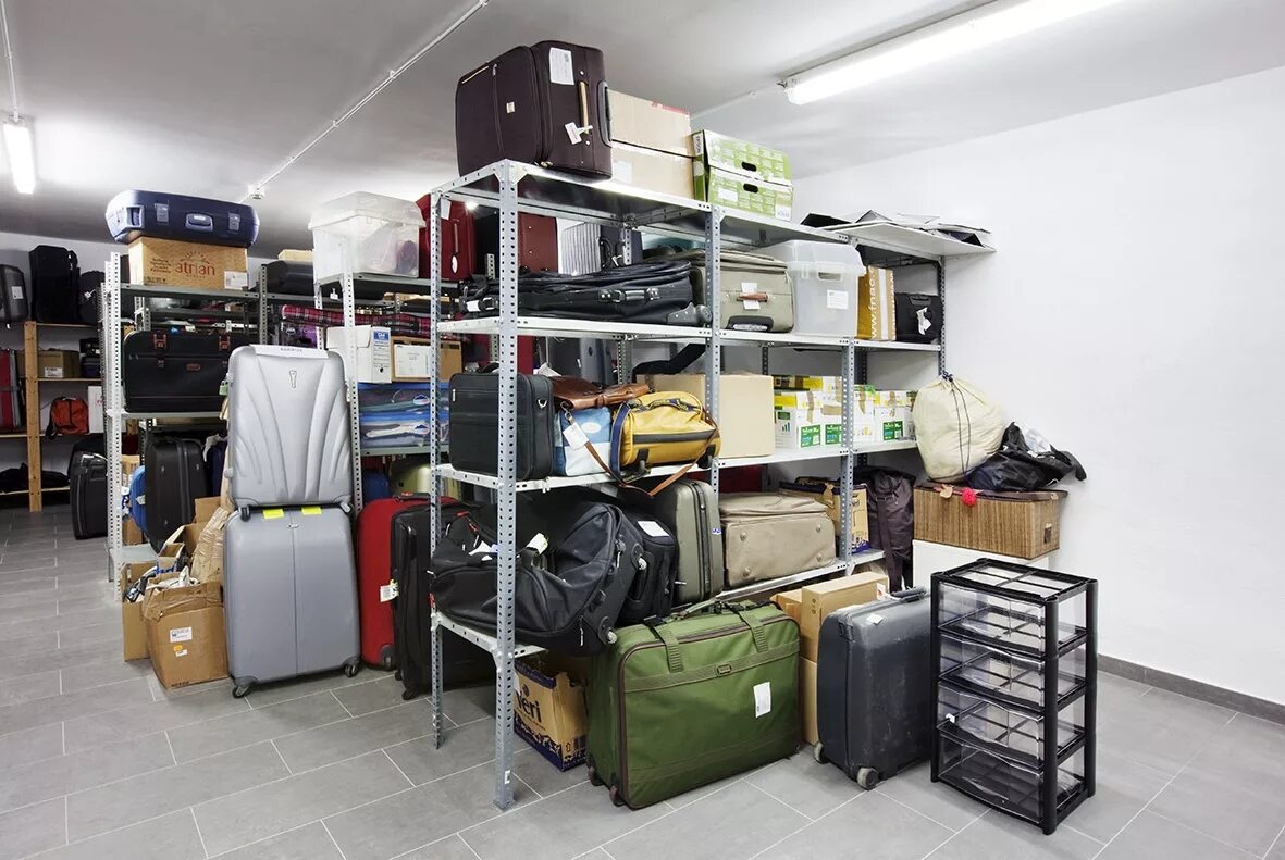 Где оставить чемодан. Luggage Storage. Хранение чемоданов. Комната хранения багажа в гостинице. Помещение для хранения чемоданов.