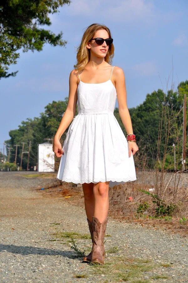 Белое платье с ботинками. Летние сапоги под платье. Летнее платье с сапогами. Стильное белое летнее платье. Легкое платье с сапожками.