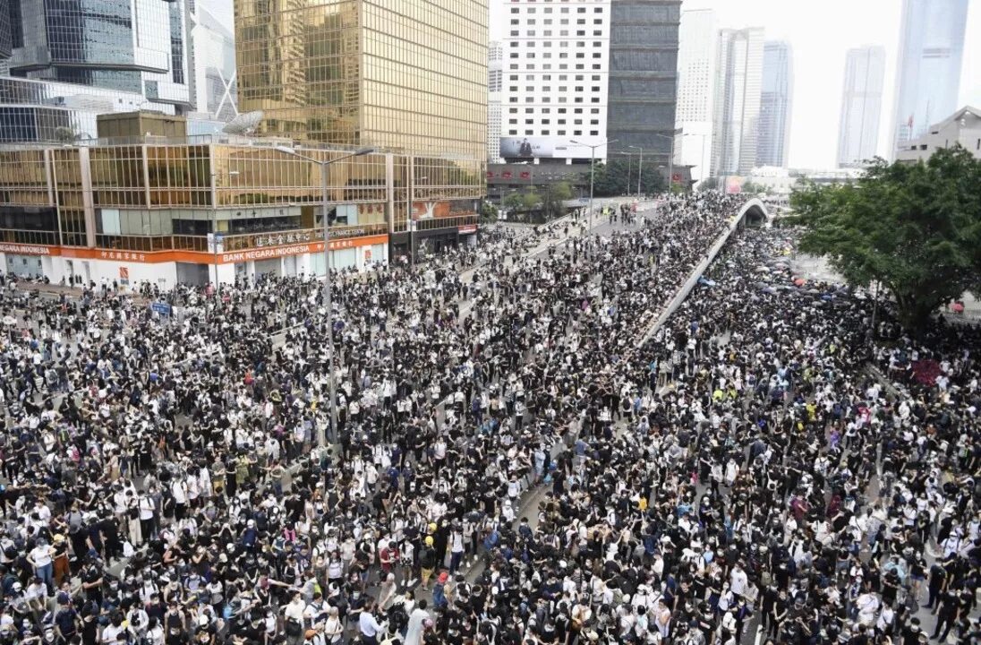 Население Гонконга 2021. 7 Миллионов человек. Миллионы людей. 3 Миллиона человек.