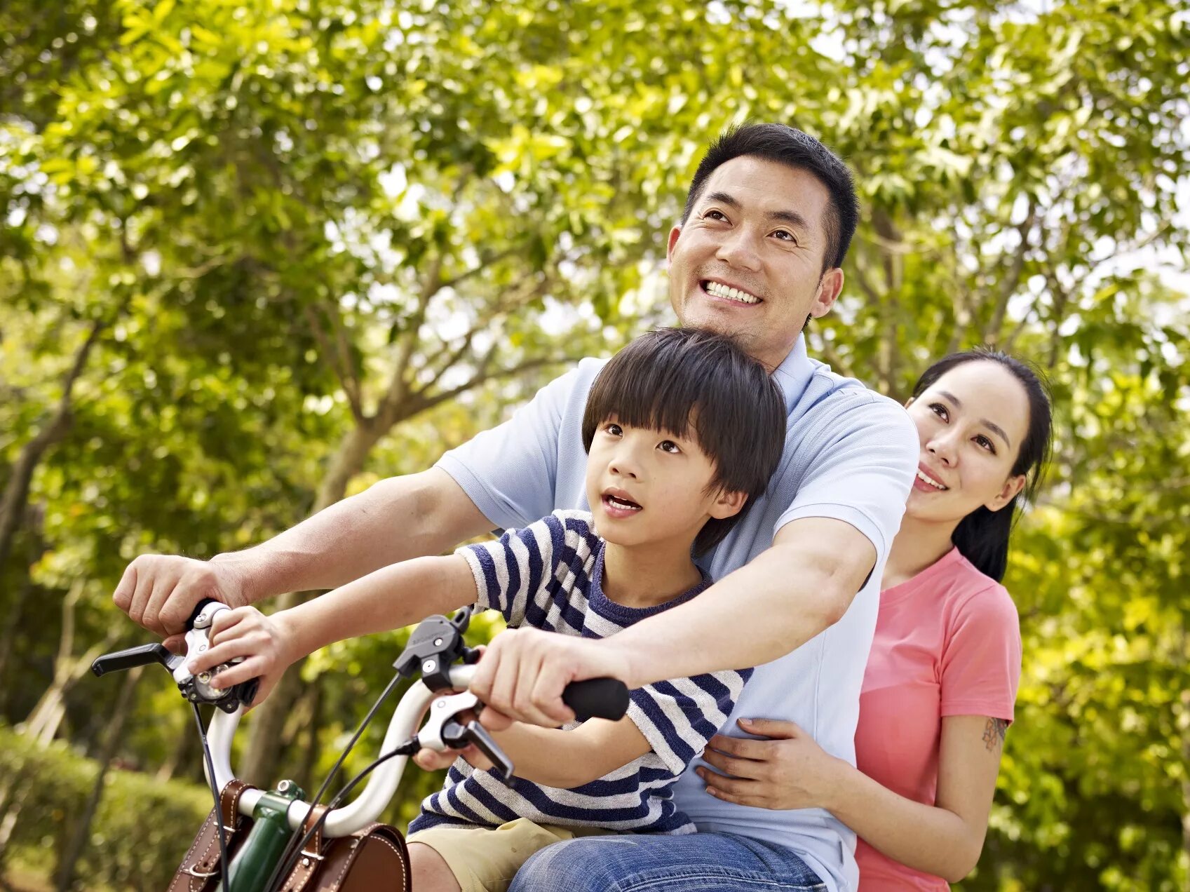 Азиатская семья. Счастливая азиатская семья. Семья на прогулке азиаты. Счастливое детство в Азии. Asia family