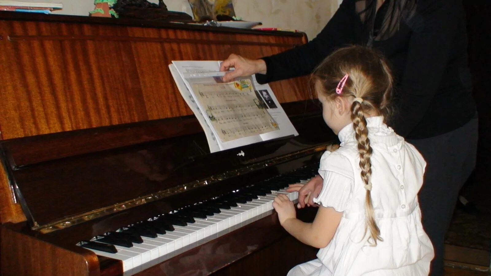 Со скольки лет отдают в музыкальную школу. Со скольки лет отдают в музыкальную школу. Фортепиано для детей. Музыкальные пальцы. Дети в музыкальной школе.