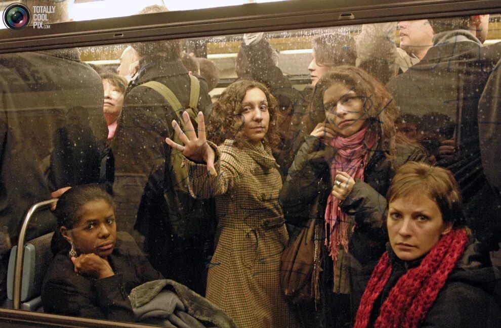 Лицо метрополитена. Хмурые лица в метро. Люди в метро лица. Грустные люди в метро. Хмурые люди в метро.