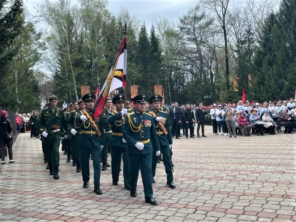 9 мая прямой эфир. День Победы Биробиджан. Вечный огонь в г Биробиджан. 9 Мая 2023 Биробиджан. Сквер Победы Биробиджан.