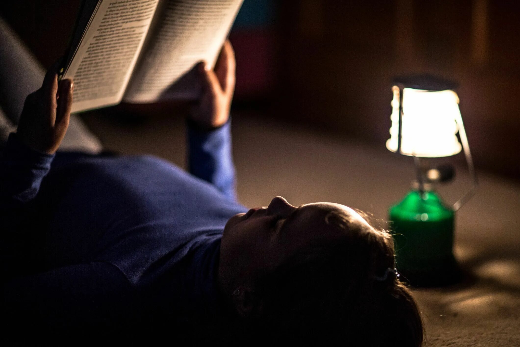 Чтение в темноте. Ночное чтение. Чтение при тусклом свете. Чтение в полумраке.