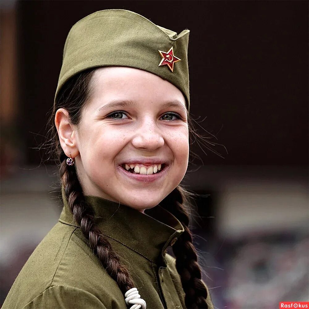 Как одевать пилотку на 9. Прическа под пилотку военную. прически военных лет. девочка в военной форме.