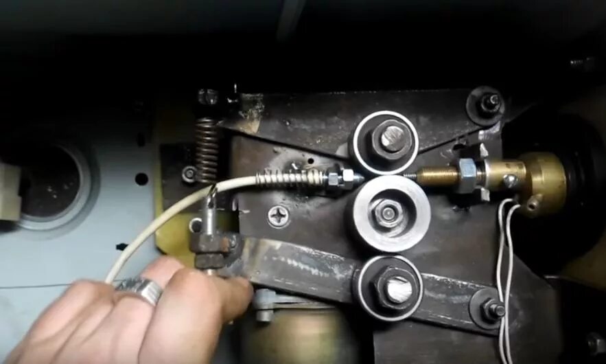 Механизм подачи сварочной проволоки темп мпу-230а. Верт 240 полуавтомат механизм подачи проволоки. Вставка проволоки в полуавтомат. Fubag полуавтомат 160а механизм подачи. Как заправить проволоку в полуавтомат.