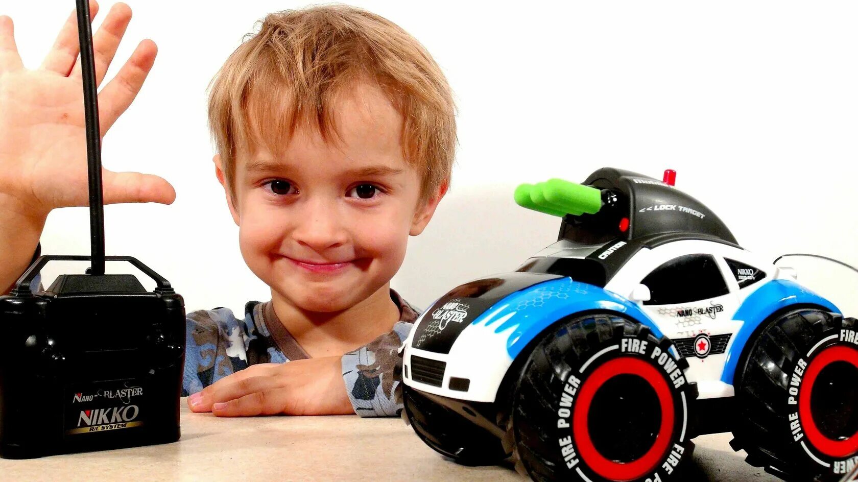 мальчик с морковкой. мальчик stiff. машинки для мальчиков. Cars 2 lightning mcqueen. фотообои тачки в интерьере детской.