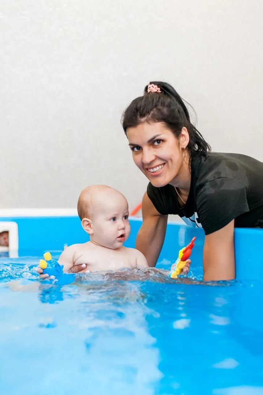 Тренер по грудничковому плаванию. Грудничковое плавание упражнения в бассейне. Грудничковое плавание отзывы. Визитка грудничкового плавания. Грудничковое плавание отзывы.