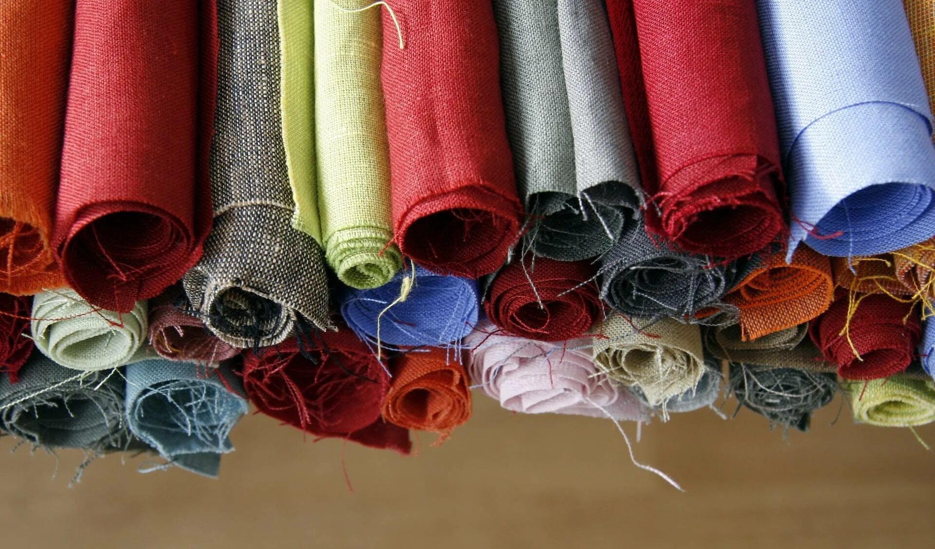 Производства натуральных волокон. Синтетические ткани. Текстильные материалы. Рулон ткани. Искусственные ткани.