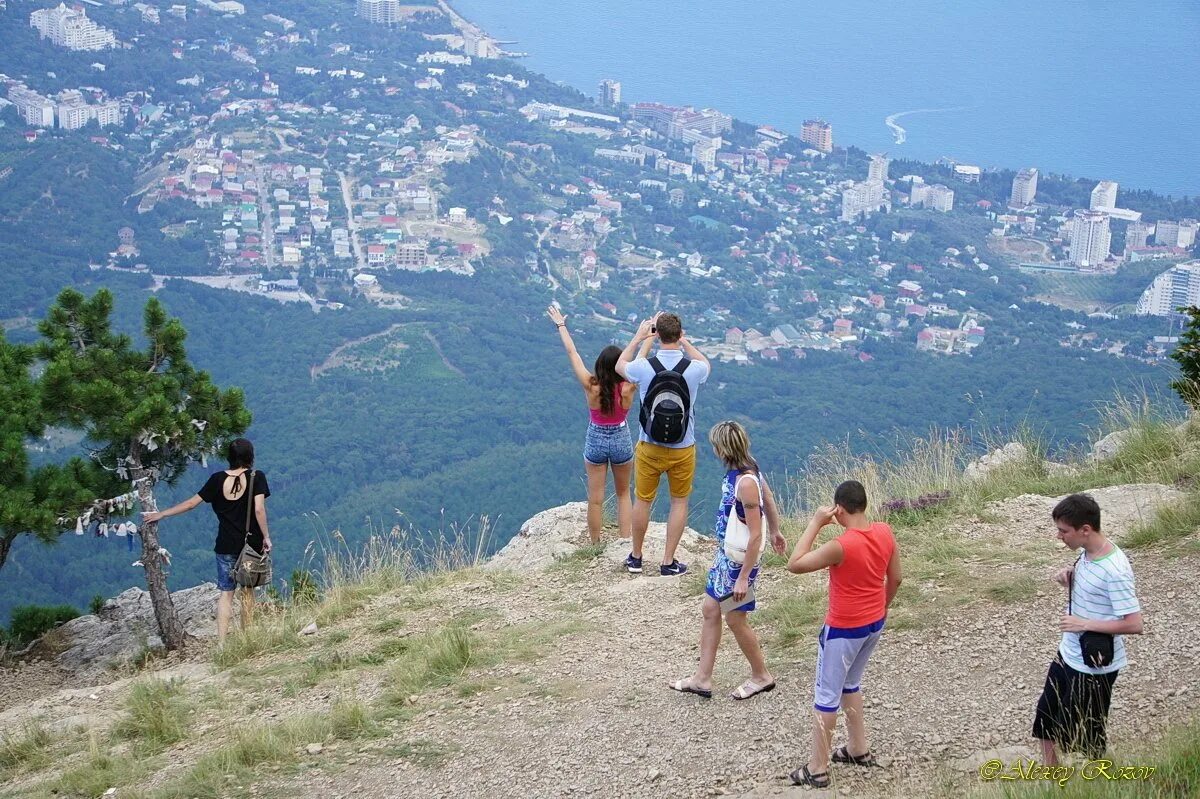 Жить в крыму постоянно. Туризм на ай Петри. Ай Петри люди. Лето в Крыму люди. Туристы на ай Петри на ай-Петри.