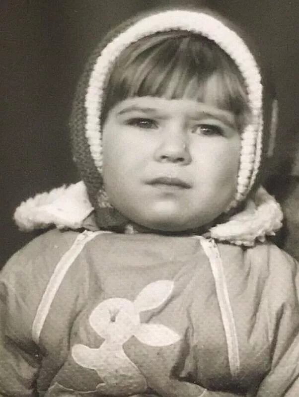 ёлка певица в детстве. елка в детстве. дети ссср на елке. елка в детстве. девочка у елки.