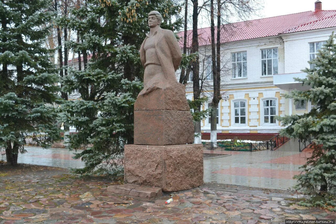 Памятник Борису Корнилову в городе Семенов. Памятник Борису Корнилову в Семенове. Памятники Семенова Нижегородской области. Памятники в Семенове Нижегородской области.