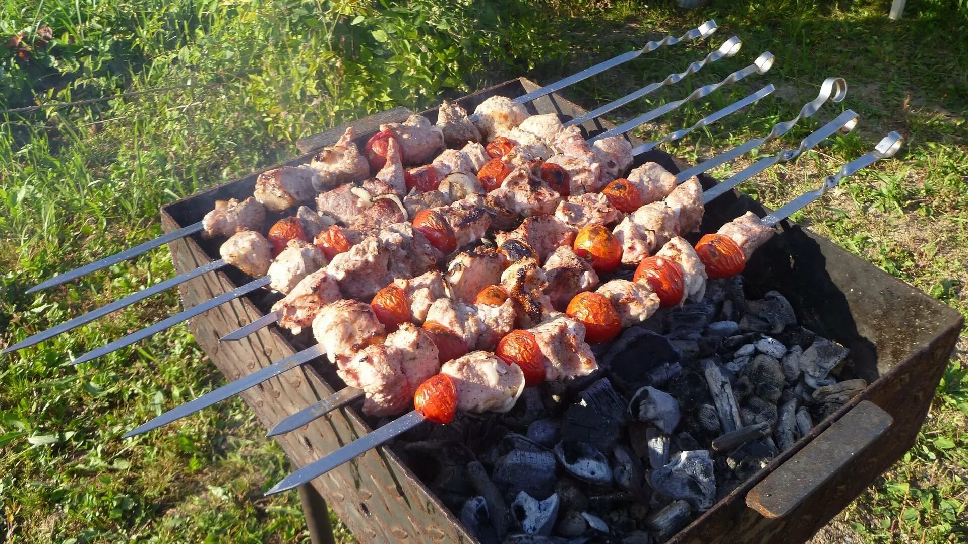 Шашлыки в свердловской области можно ли. Шашлыки на природе. Шашлык на мангале на природе. Шашлыки на даче. Шашлыки на природе летом.