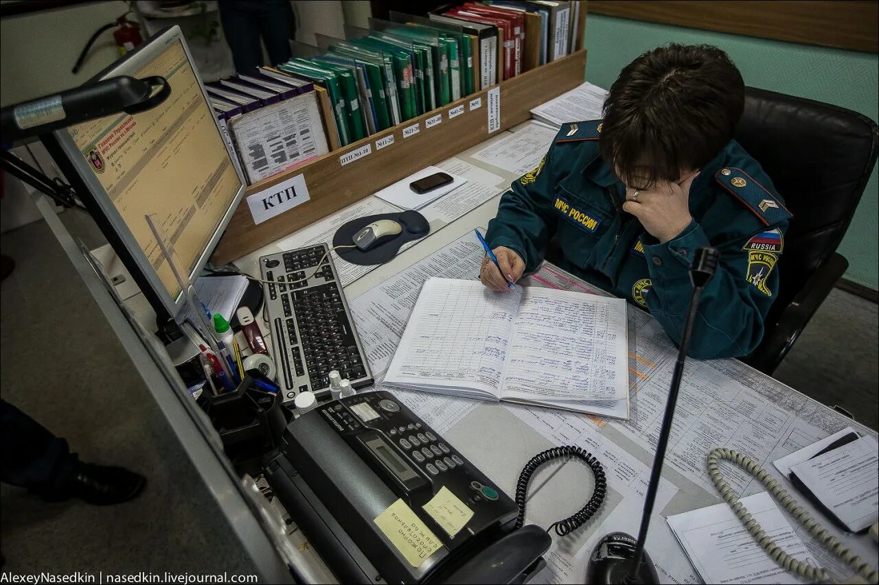 Диспетчер пожарной части. Диспетчерский пульт в пожарной части. Пункт связи пожарной части. Диспетчер МЧС.