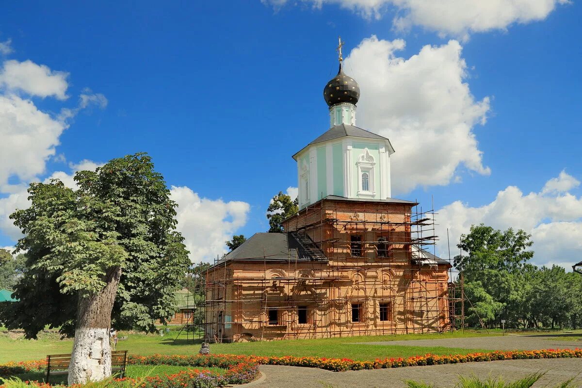 Свято николаевский мужской монастырь рыльск. Рыльский Свято-Николаевский мужской монастырь. Свято Николаевский монастырь Рыльск. Рыльский монастырь Курская область. Рыльский Свято-Николаевский мужской монастырь Троицкий храм.