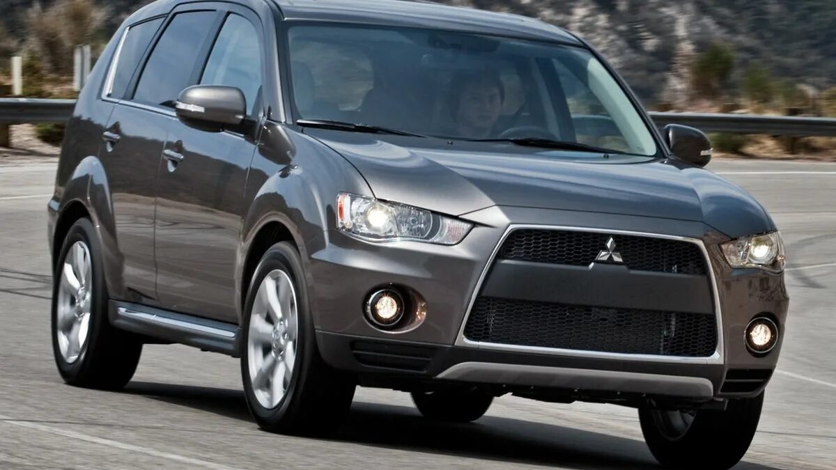 Мицубиси минусы. Митсубиси Аутлендер 2010. Mitsubishi Outlander 2010 года. Митсубиси Аутлендер XL 2010. Митсубиси Аутлендер 2009-2013.