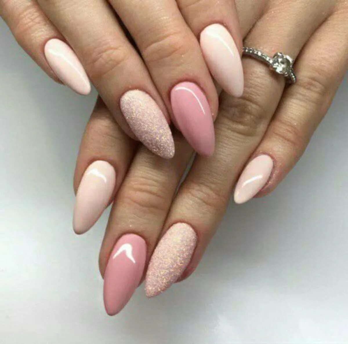 Маникюр миндаль на март. Матовый нюд миндаль. Матовый нюд миндаль 2. Manicure 2022 миндаль. Manicure 2021 миндаль.