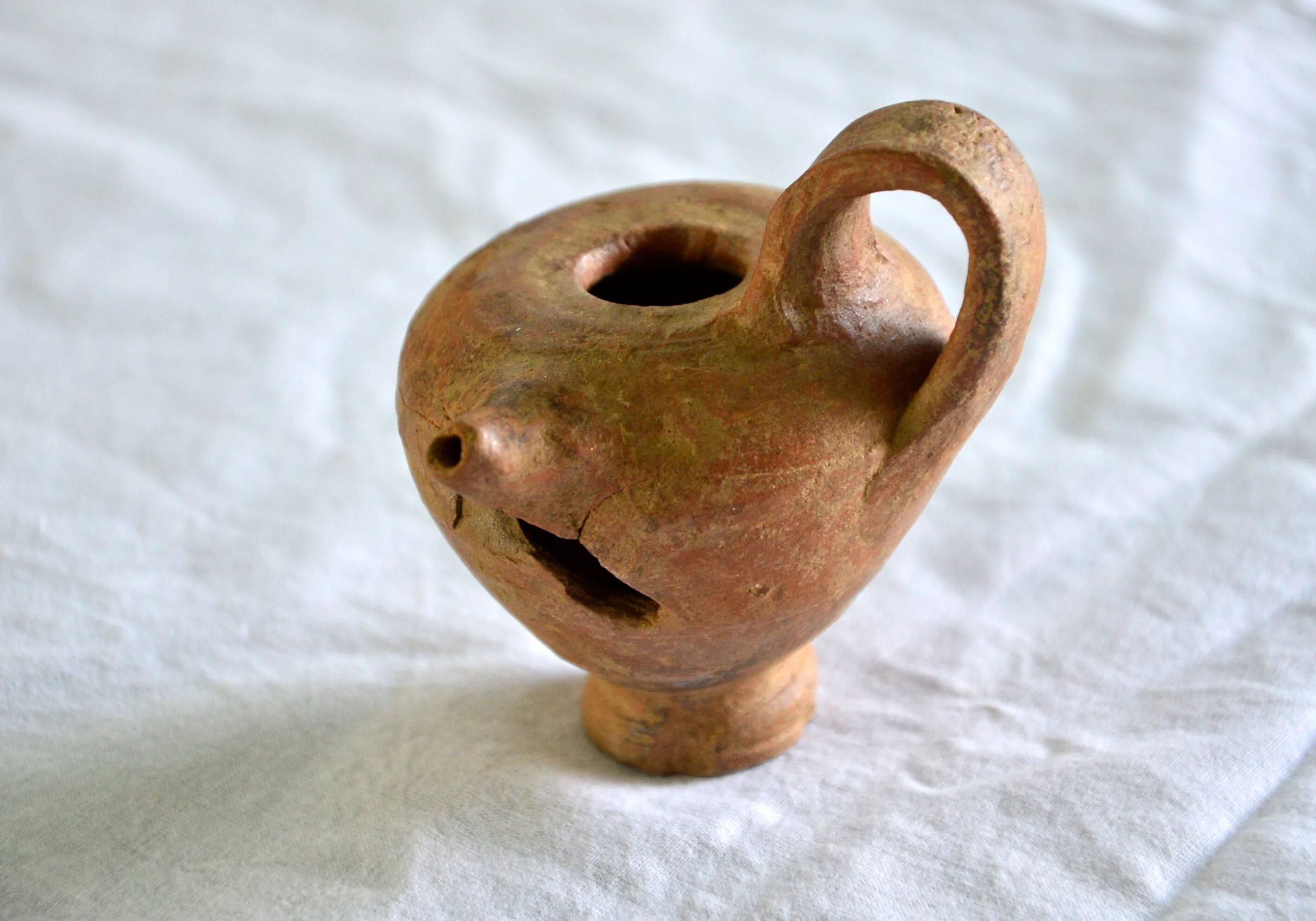 кувшин из глины. большие глиняные сосуды. набор посуды из глины. древние сосуды из глины. сосуд из глины.