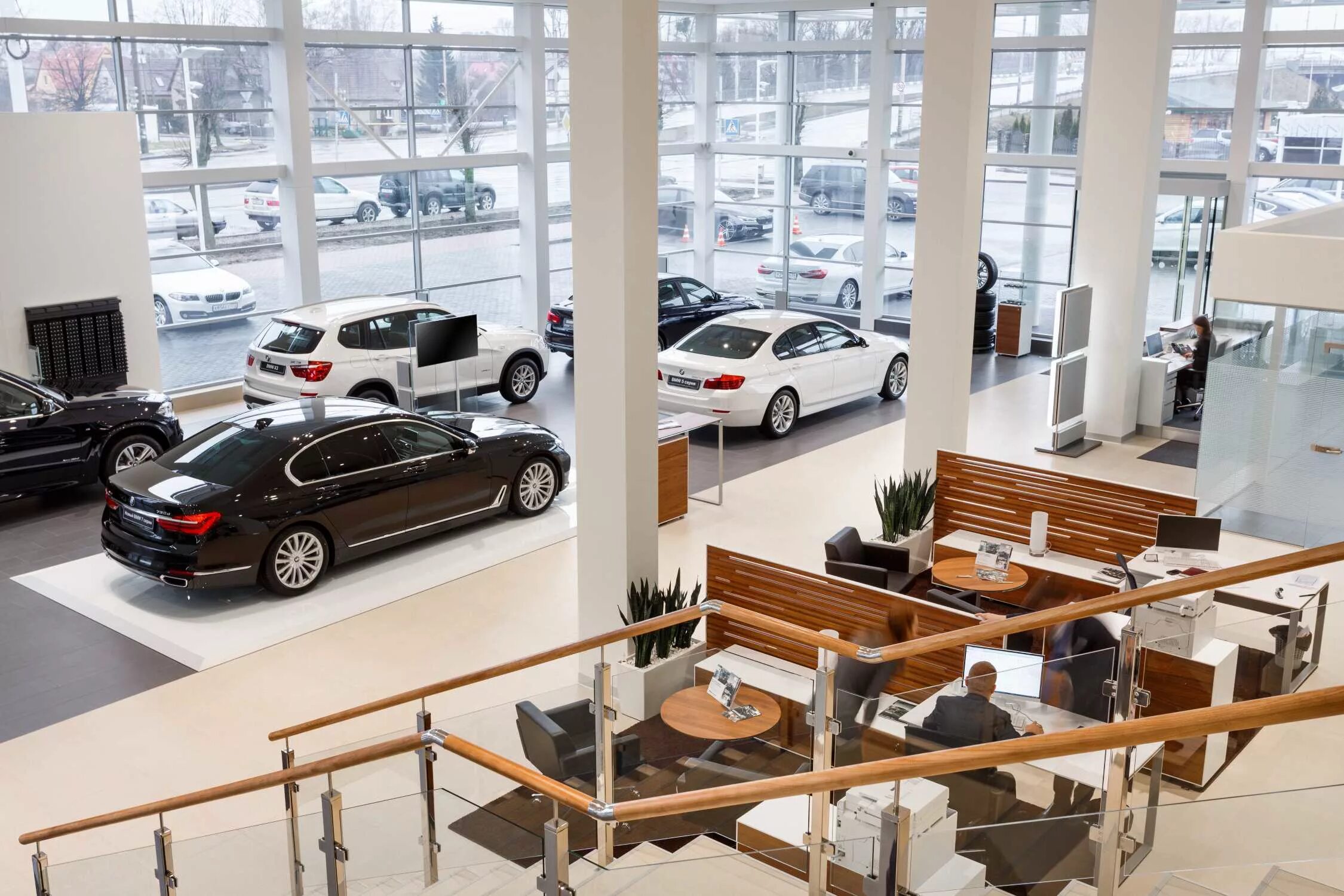 Автомобиль в шоуруме. Сотрудники автосалона. Автосалон. Автосалон великан. Работник автосалона.