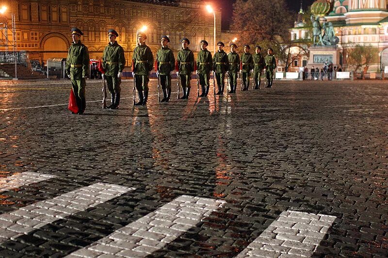 Красная площадь спасская башня 2022. Парад на пл ленина вороне. Женщины на параде победы. Парад в новосибирске 9 мая 2022. Парад победы кемерово.