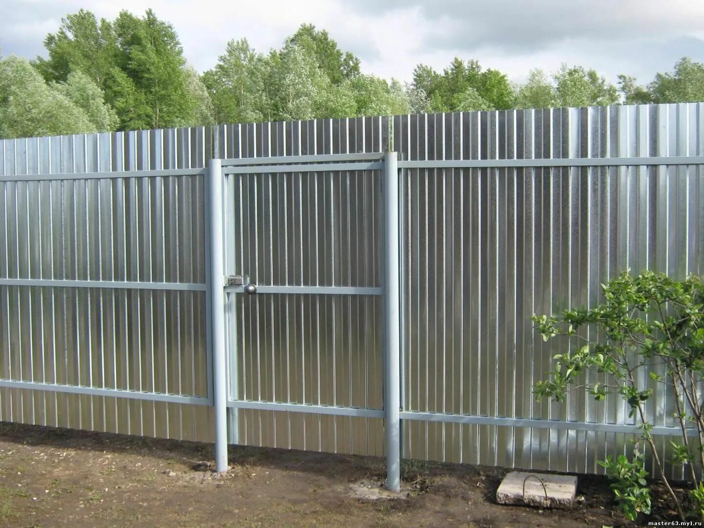 Какой лист на забор. Забор из профлиста. Заборы для дачи. Металлический забор из профлиста. Забор из профиля металлического.