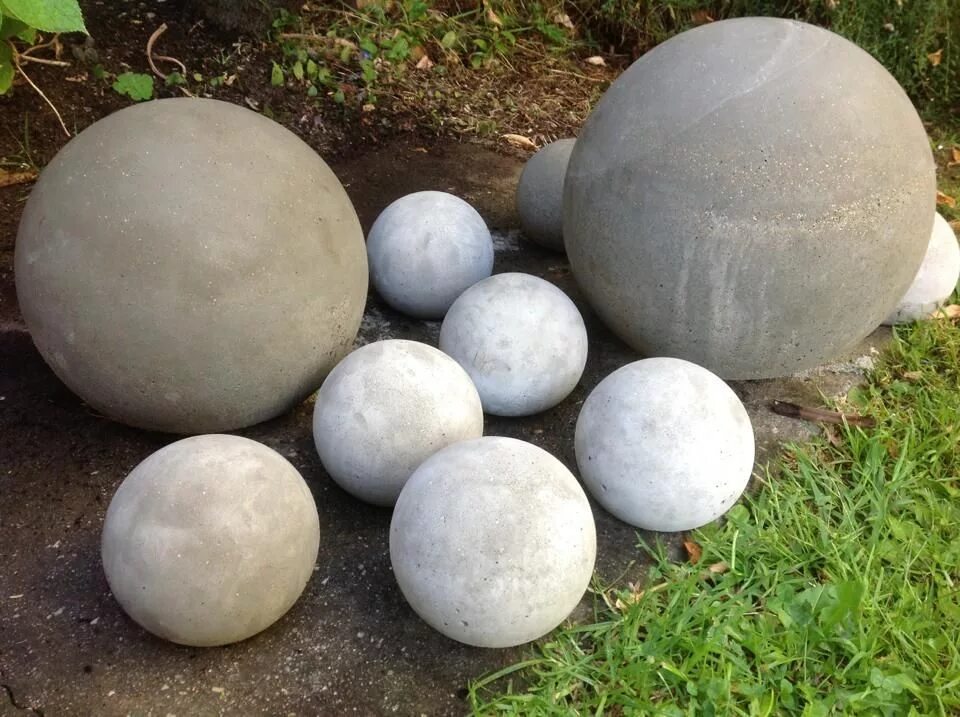 Сделать круглый шар. Цементные шары для сада. Бетонный шар для сада. Шары из цемента для сада. Шар в сад из бетона.