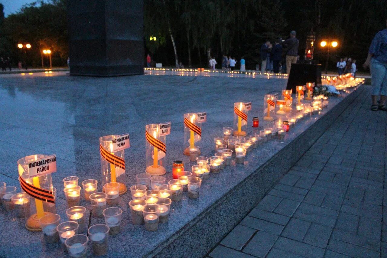 Свеча памяти песни. Свеча памяти. Свеча памяти и скорби. Акция свеча памяти. Зажженная свеча памяти.