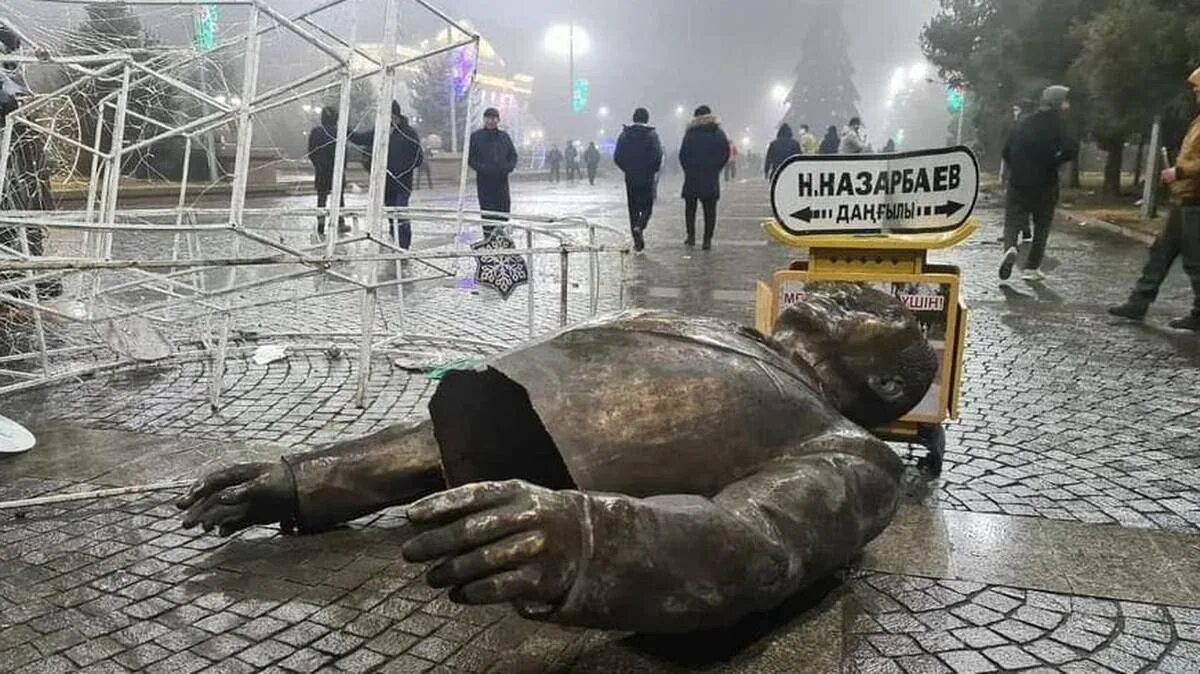 Казахстан кинул. Нурсултан назарбаев памятник. Казахстан кинул. Беспорядки в алма ате 2022. Памятник нурсултану назарбаеву.