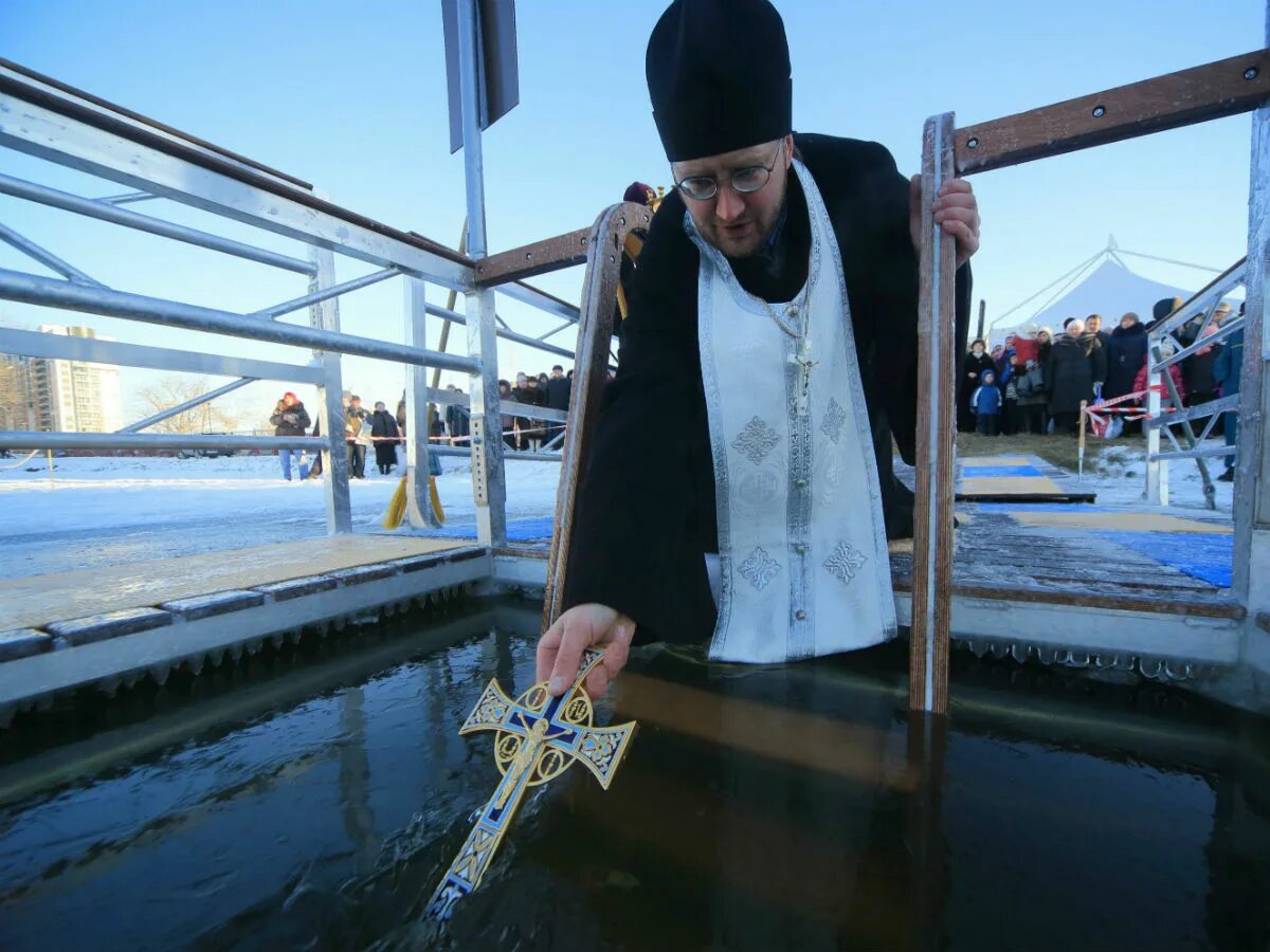 Песни святая вода. Святая вода на крещение. Крещение в воде. О крещенской воде. Крещение священник озеро.