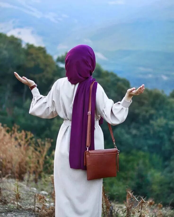Мусульманка. Счастливая мусульманка. Счастливая женщина мусульманка. Девушка с платком в руках.