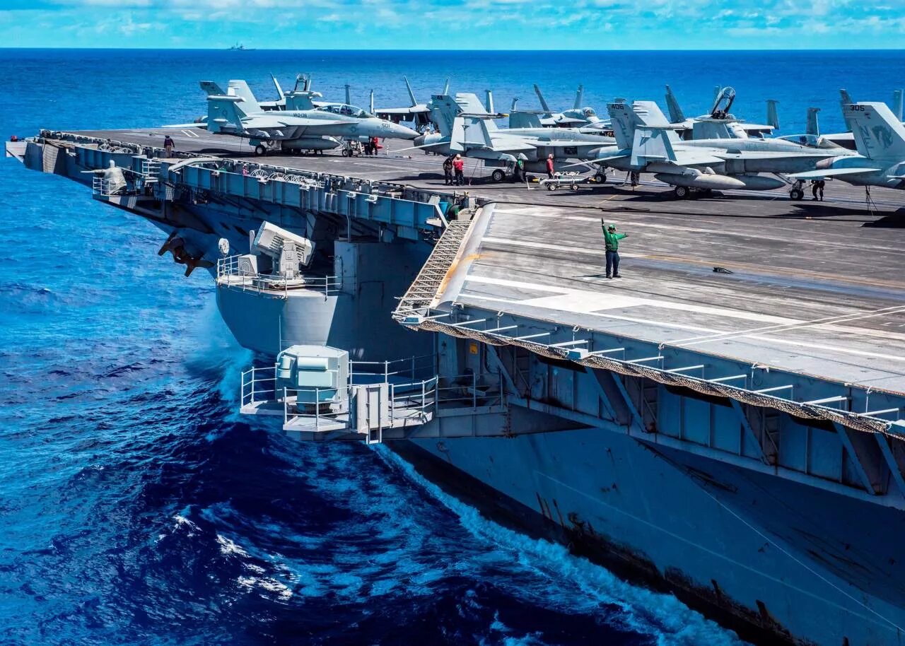 Корабли ирана. Надвигающаяся опасность корабль. Самый опасный корабль в мире. Надвигающаяся опасность корабль. Украина обстреляла турецкий корабль.